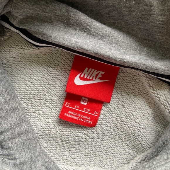 🚨[SOLD]🚨 Nike Grey Hoodie - Picture 4 of 7